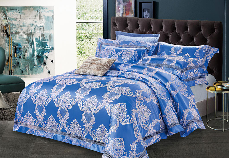 What are the common types of dyes found in printed comforter sets?